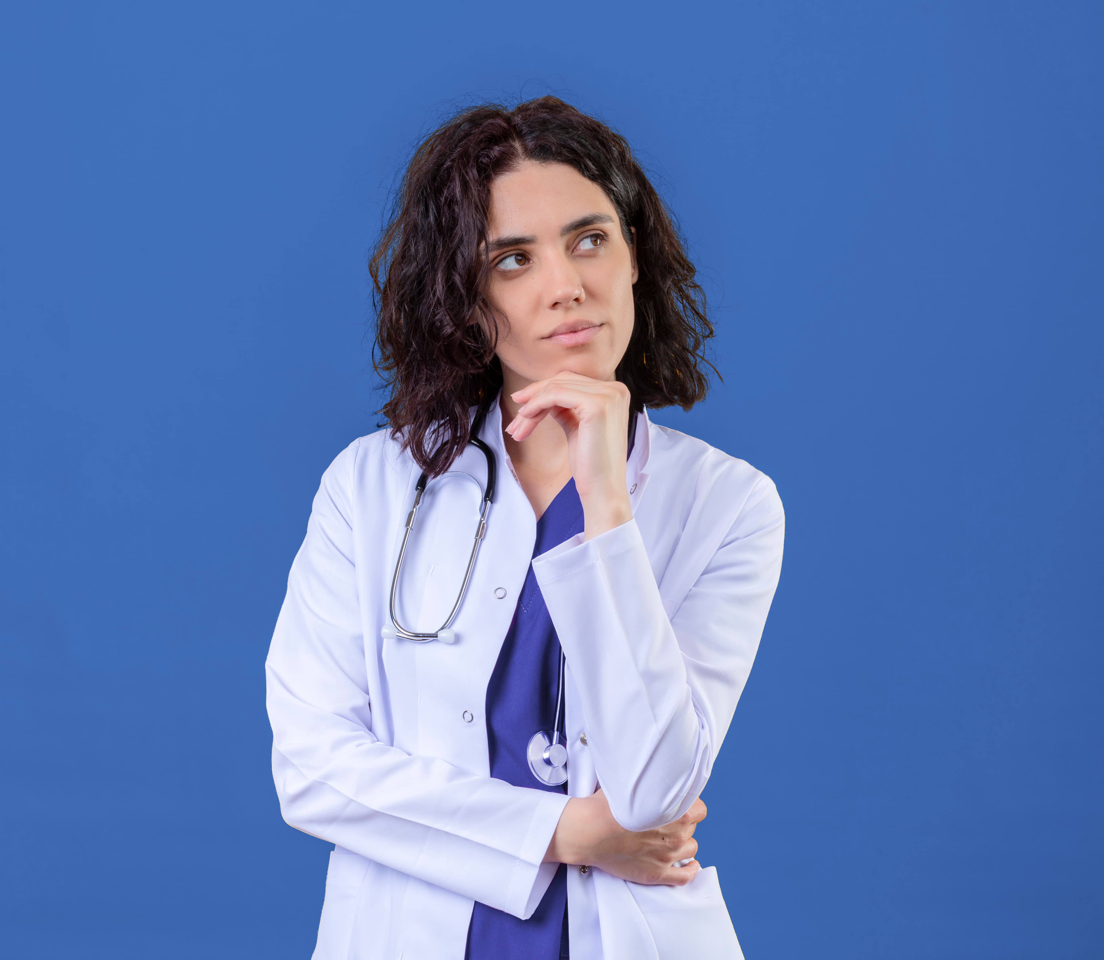 Imagem de um médico pensativo, destacando a importância de escolher um bom plano de saúde.